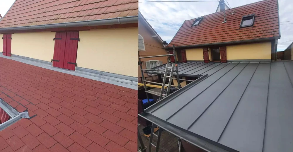 Chantier de rénovation de toiture en cours, ouvrier sur échafaudage installant une couverture métallique grise à joints debout