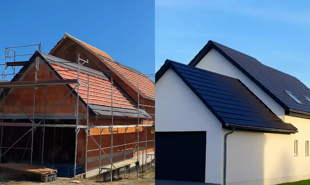 Chantier de construction résidentielle en extérieur montrant deux phases : maison en cours de couverture avec échafaudage métallique, tuiles terre cuite partiellement posées sur charpente bois apparente, et maison terminée avec façade enduite blanche, toiture ardoise noire complète