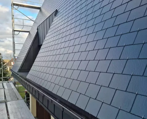 Chantier de couverture en cours sur maison individuelle avec échafaudage