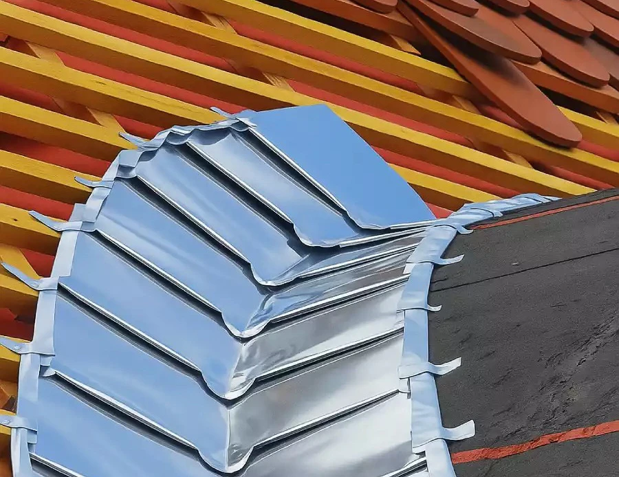 Toiture plate moderne avec lucarne rectangulaire vitrée à cadre noir, installée sur membrane d'étanchéité grise