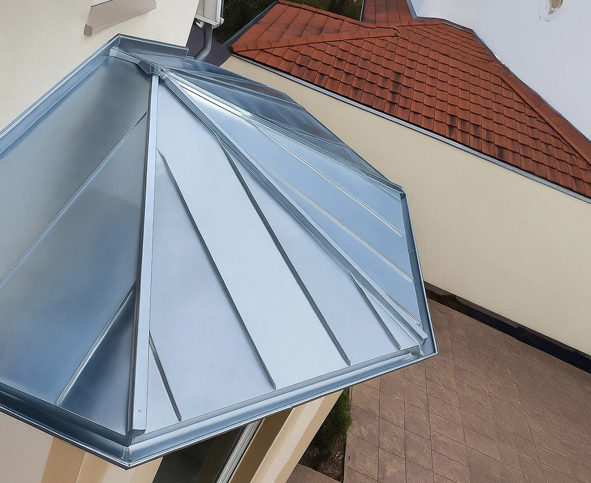 Toiture plate moderne avec étanchéité EPDM gris anthracite, vue avant et après installation