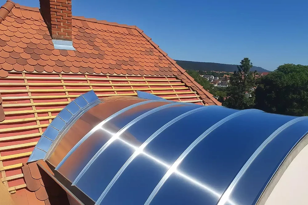 Toiture commerciale avec installations de ventilation et climatisation