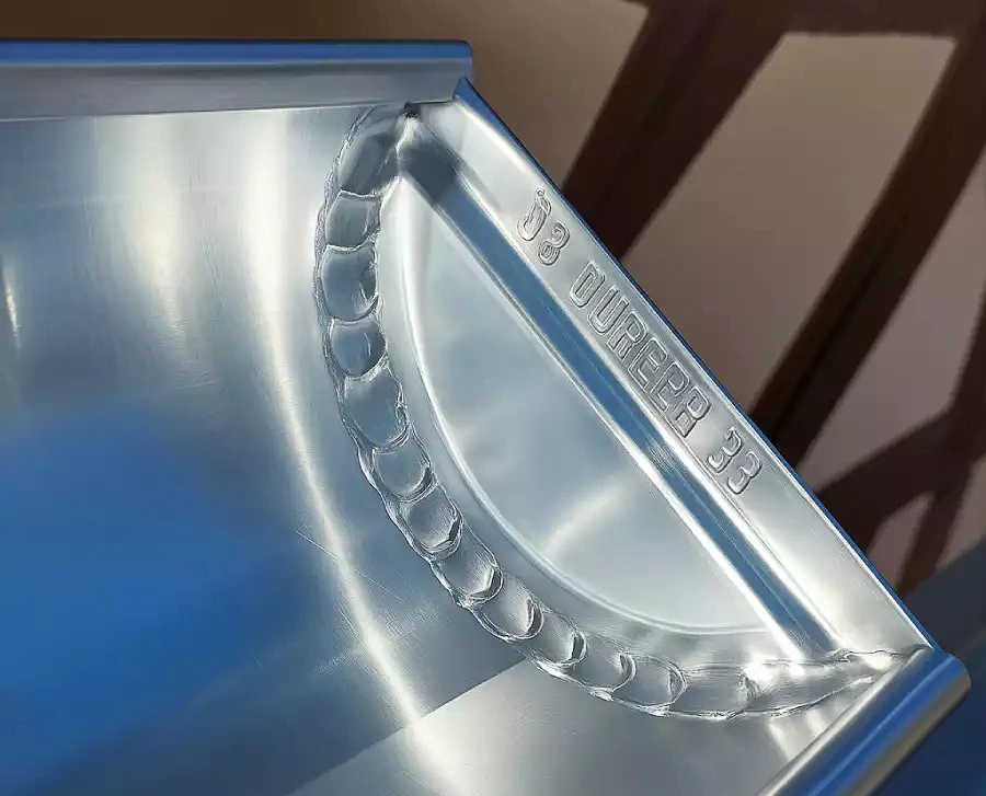 Toiture métallique moderne avec couverture en bac acier nervuré, finition laquée bleu clair