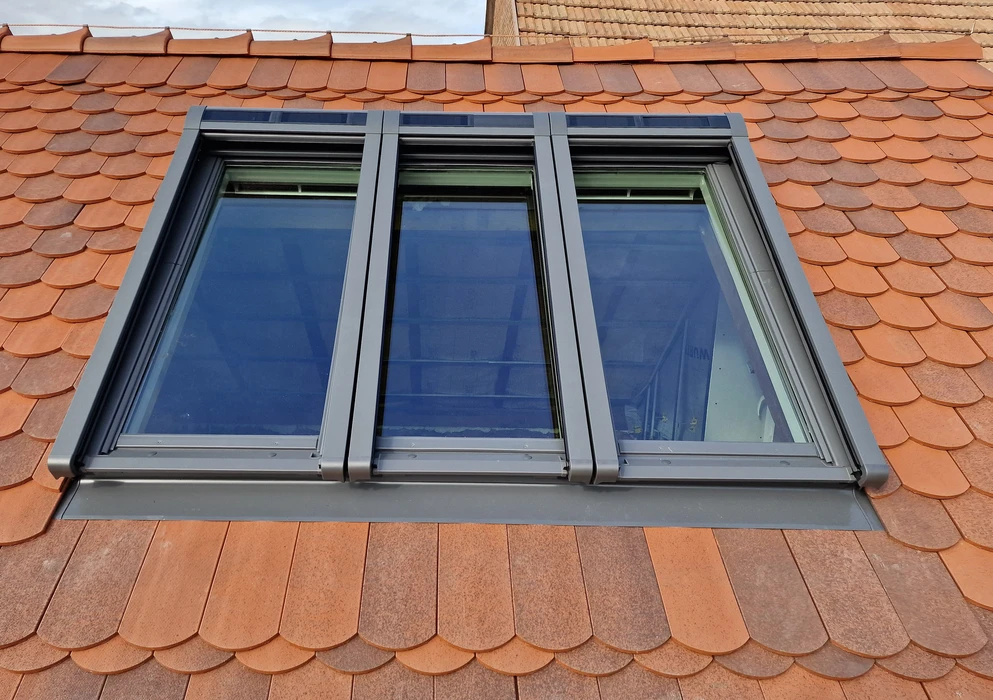 Maison résidentielle à étages avec toiture en tuiles terre cuite et façade crème