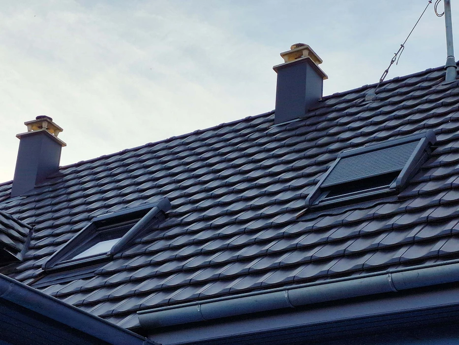 Maison résidentielle à étages avec toiture en tuiles terre cuite et façade crème