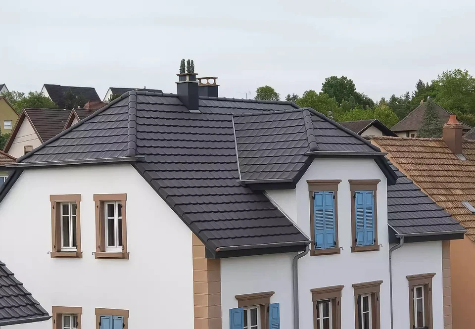Maison typique de charpente en bois sous la pluie en Alsace, France