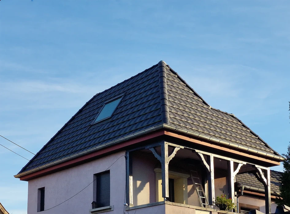 Toiture métallique moderne avec couverture en bac acier nervuré, finition laquée bleu clair