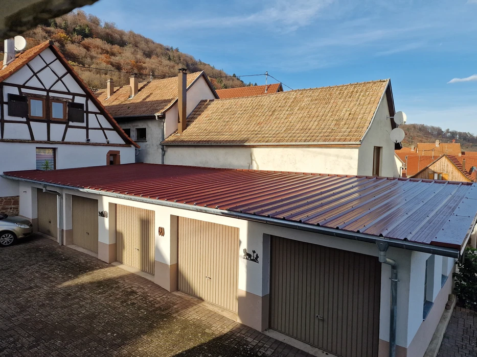 Toiture métallique moderne avec couverture en bac acier nervuré, finition laquée bleu clair