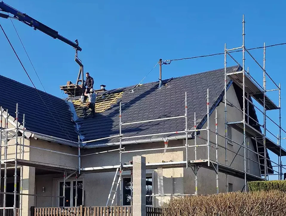 Gros plan sur le toit de la maison couvert de bardeaux métalliques