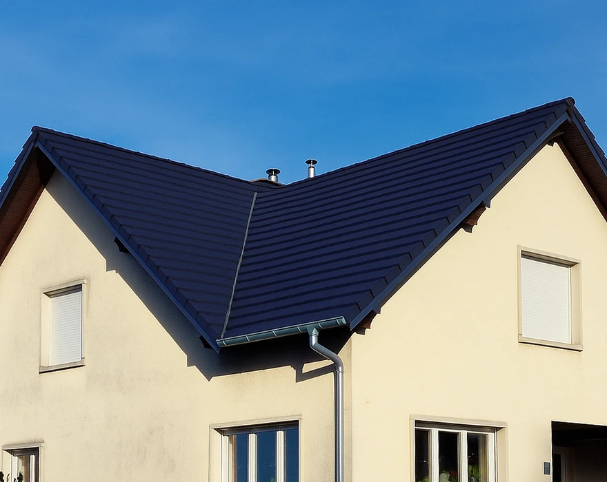 Maison résidentielle avec toiture en tuiles terre cuite sous ciel bleu dégagé