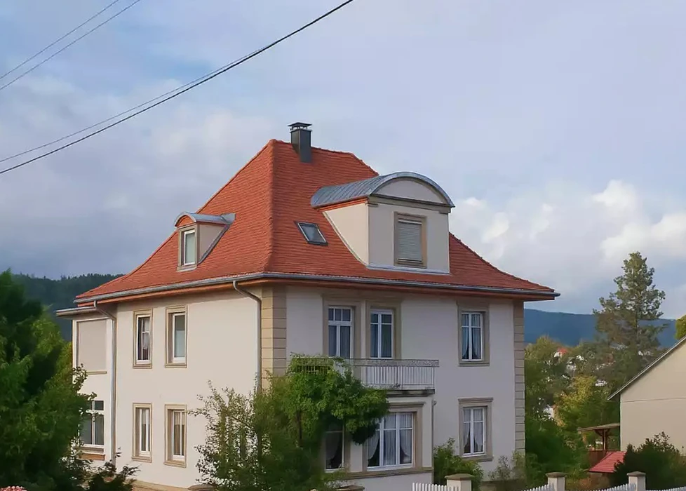 Toiture métallique moderne avec couverture en bac acier nervuré, finition laquée bleu clair