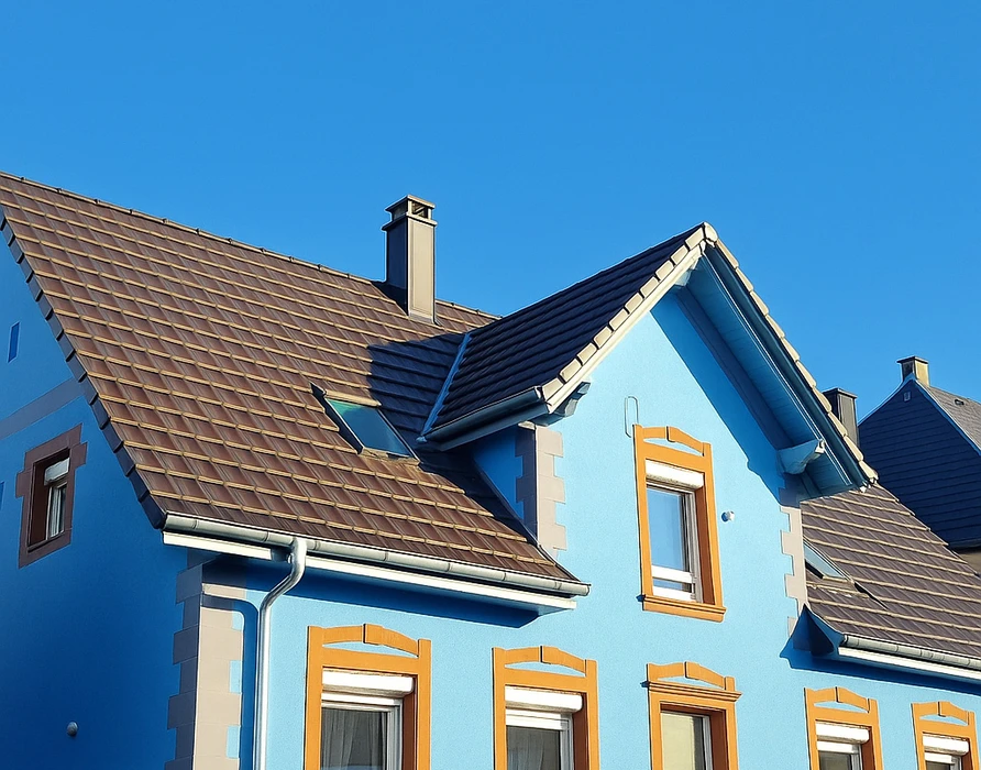 Toiture métallique moderne avec couverture en bac acier nervuré, finition laquée bleu clair