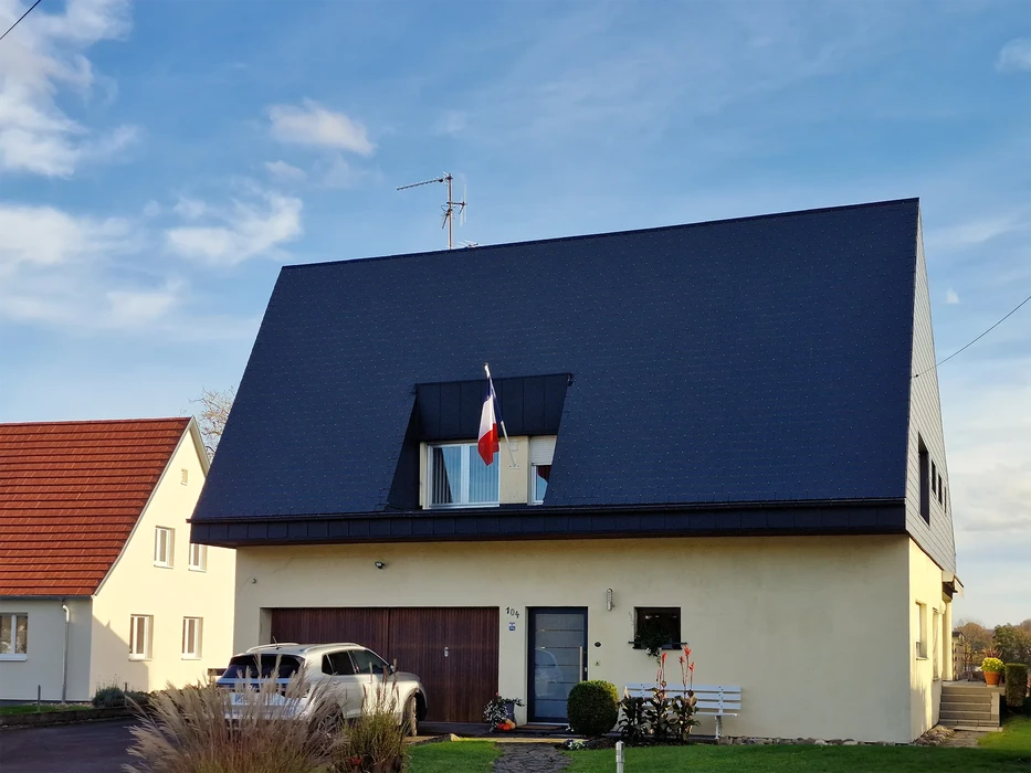 Chantier de construction d'une toiture en cours, vue extérieure