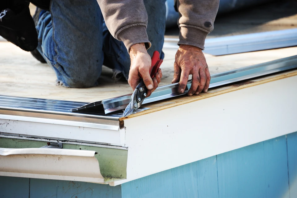Atelier d'artisan avec outils de précision disposés sur établi en bois