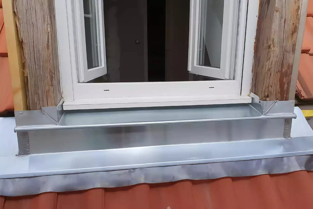 Quartier résidentiel avec maisons à étages, toitures en tuiles métalliques grises et terracotta