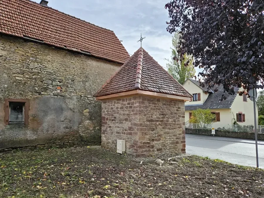 Toiture en tuiles d'argile rouge avec lucarne à trois ouvrants vitrés